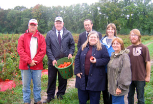 Photo of Jeff O'Hara, Secretary Kuperus, Mayor Ted Hussa, Rosemary Gilmartin, Katy Galton and other pantry volunteers